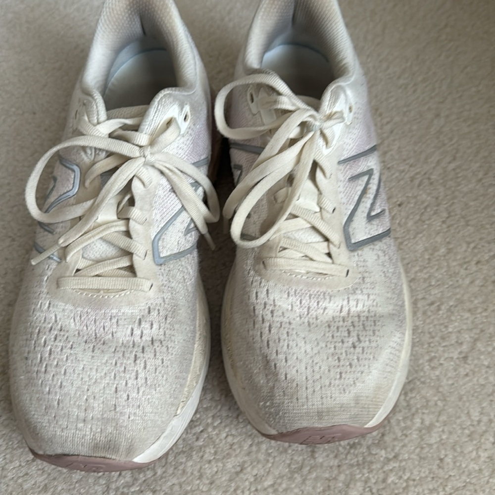 New balance 8.5 - Picture 3 of 3